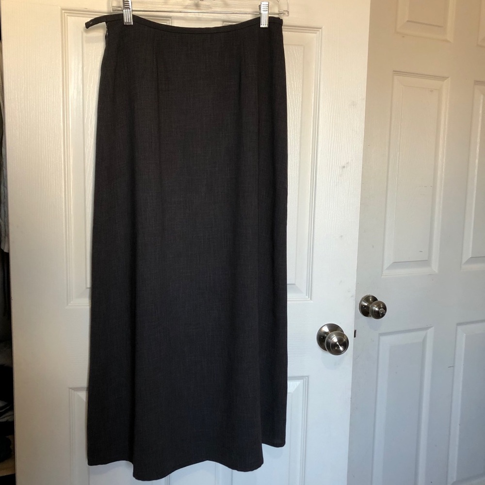 Long dark gray skirt size 8 ✅ 3/$15